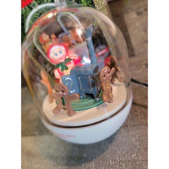 Hallmark 1990 Mrs. Santa's kitchen ornament Xmas Decor magic gingerbread - Picture 3 of 7